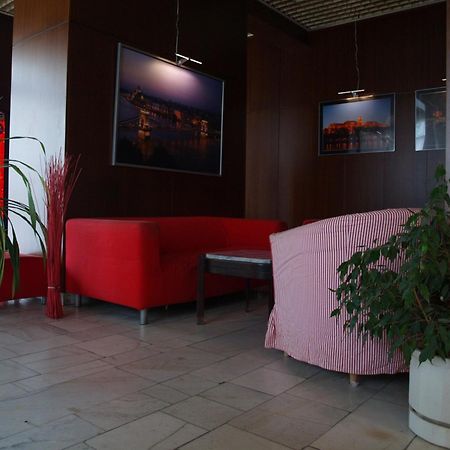 Young Center Budapest Bagian luar foto