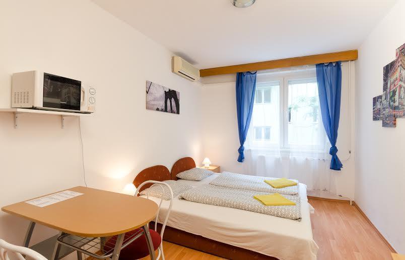 Young Center Budapest Bagian luar foto