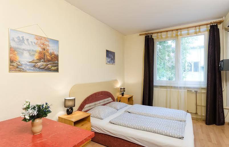 Young Center Budapest Bagian luar foto